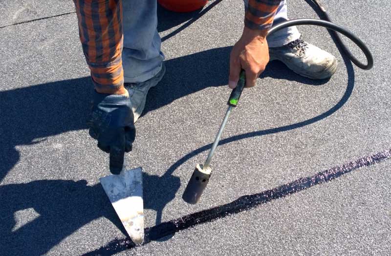 Travaux de couverture à Lisses : comment et quand refaire l'étanchéité de sa toiture ?
